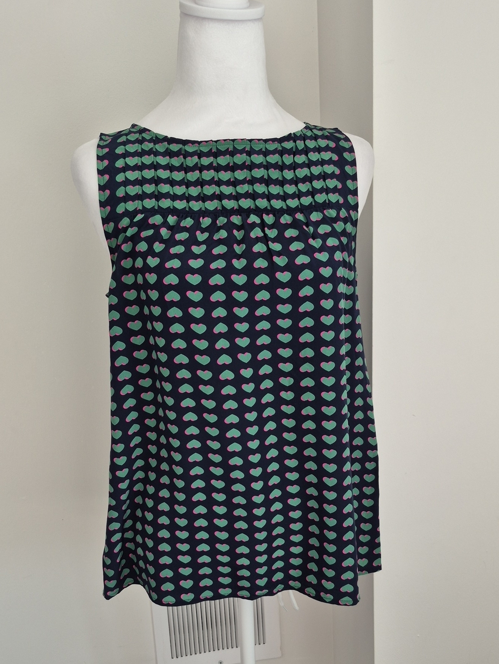 Marc by Marc Jacobs Navy Sleeveless Shell with Green and Pink Hearts Size Small